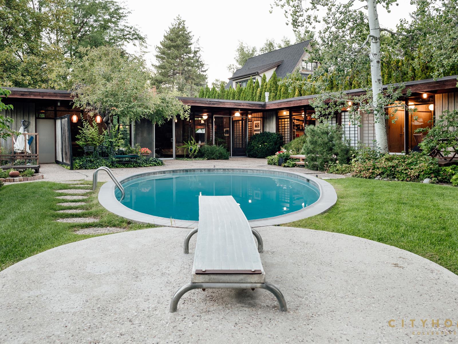 Cottonwood Lane Hand of Mod